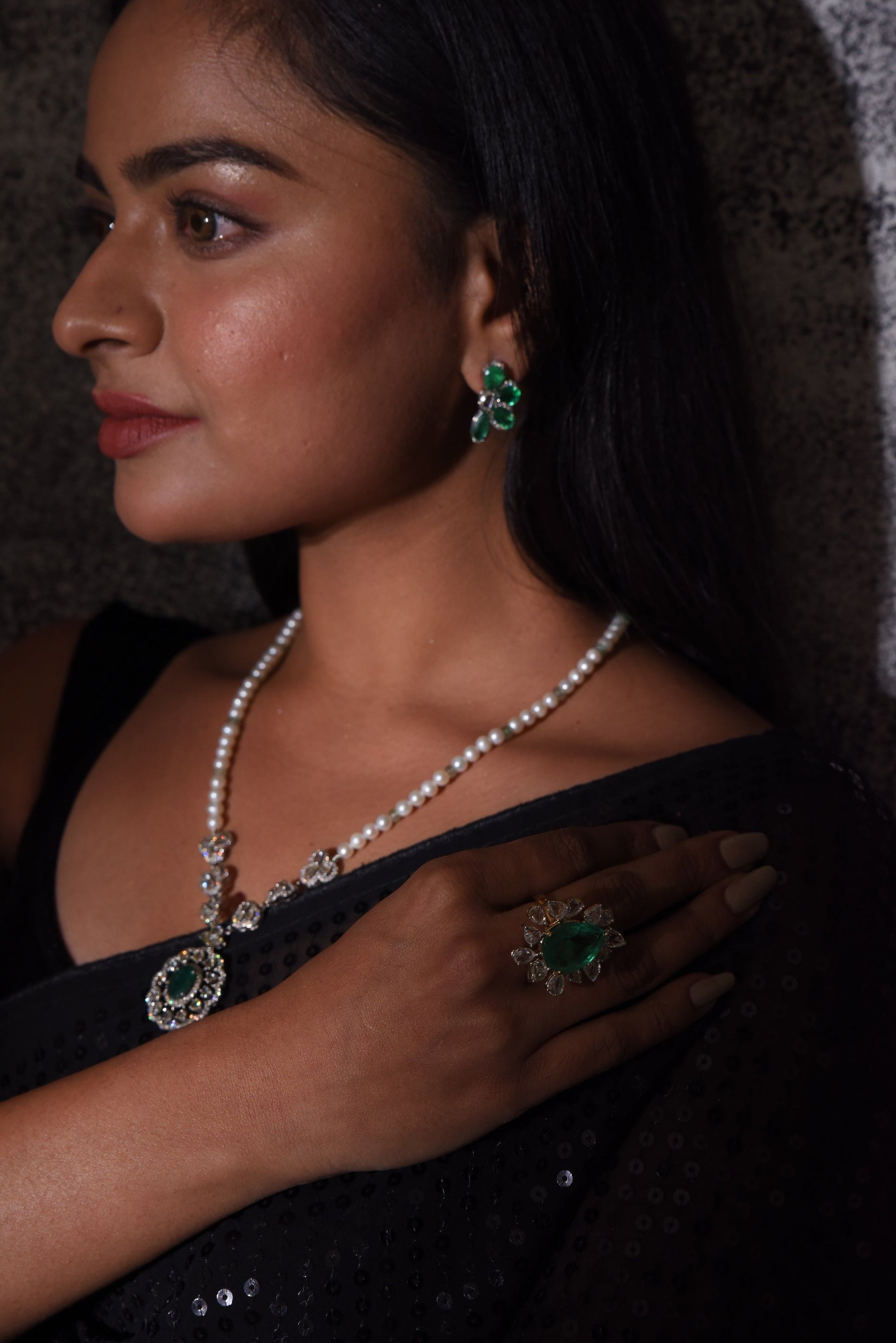 Quaint Emerald Ring Inserted With 18kt Gold Rose Cut Diamonds - SurabhiJewels